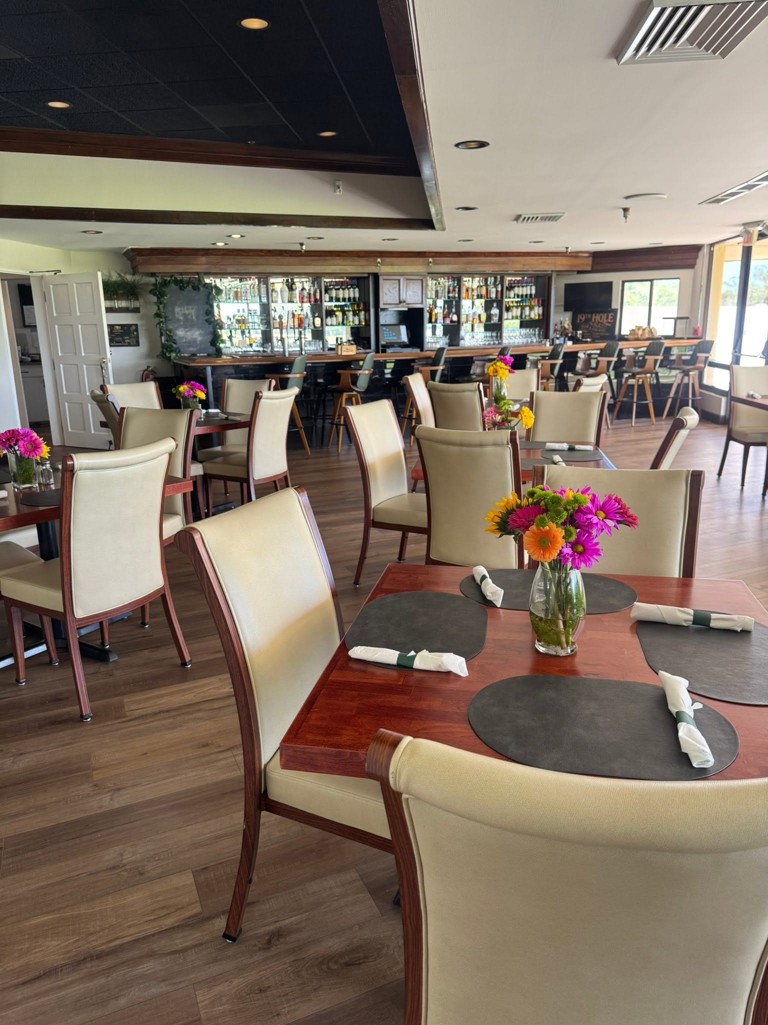 The Crane restaurant dining room and bar